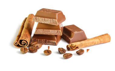 Lezzetli sütlü çikolata tatlı kahve ve tarçın taneleri ile izole üzerinde beyaz arka plan sopa