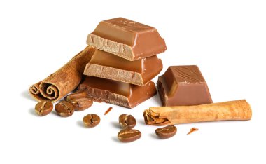 Lezzetli sütlü çikolata tatlı kahve ve tarçın taneleri ile izole üzerinde beyaz arka plan sopa