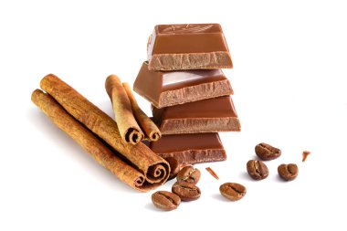 Lezzetli sütlü çikolata tatlı kahve ve tarçın taneleri ile izole üzerinde beyaz arka plan sopa