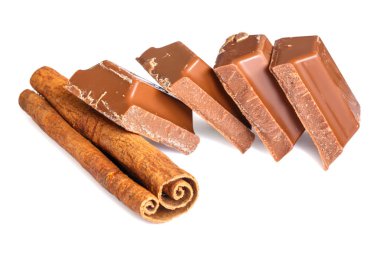 Lezzetli sütlü çikolata tatlı tarçın ile sopa üzerinde izole beyaz arka plan