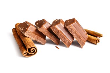 Lezzetli sütlü çikolata tatlı tarçın ile izole üzerinde beyaz arka plan sopa