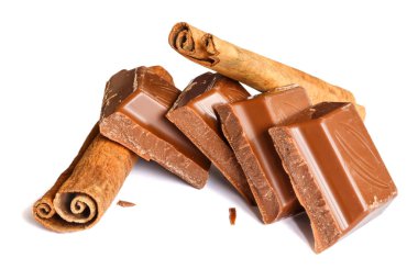 Lezzetli sütlü çikolata tatlı tarçın ile izole üzerinde beyaz arka plan sopa