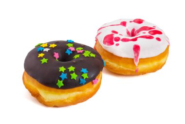 Beyaz arka planda izole lezzetli sırlı Donuts