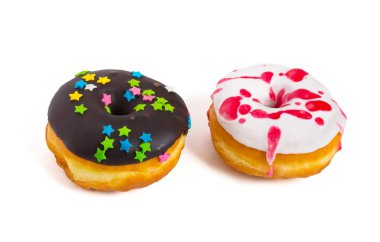 Beyaz arka planda izole lezzetli sırlı Donuts