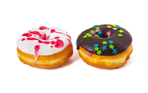 Вкусные глазированные пончики на белом фоне — стоковое фото
