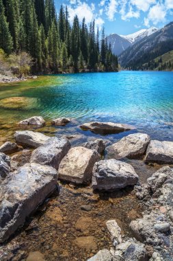 Berrak dağ gölü ile peyzaj