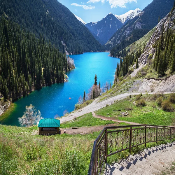 Paisaje con lago claro de montaña — Foto de Stock