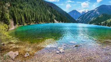 Berrak dağ gölü ile peyzaj