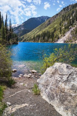 Berrak dağ gölü ile peyzaj