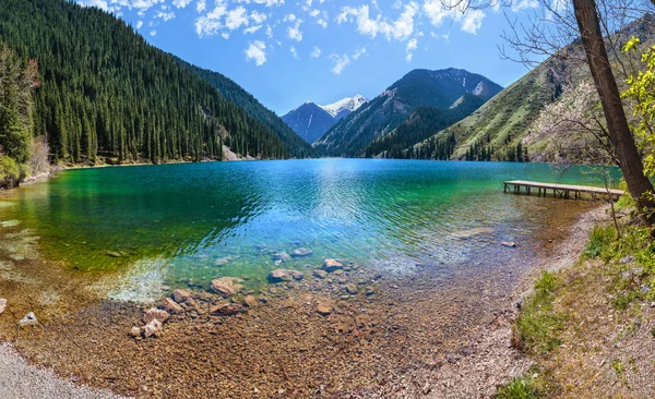 Landscape with clear mountain lake — Stock Photo, Image