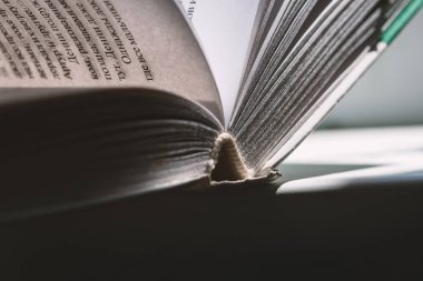 Açık kitap kadar yakın