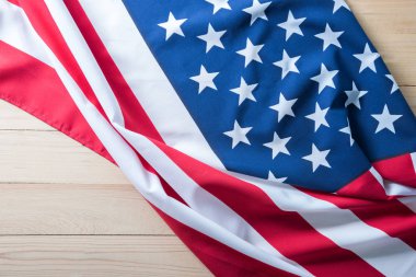 Arkaplan için ahşap masada Amerikan bayrağı.