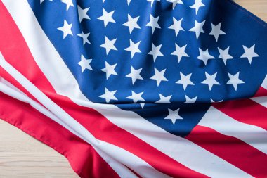 Arkaplan için ahşap masada Amerikan bayrağı.