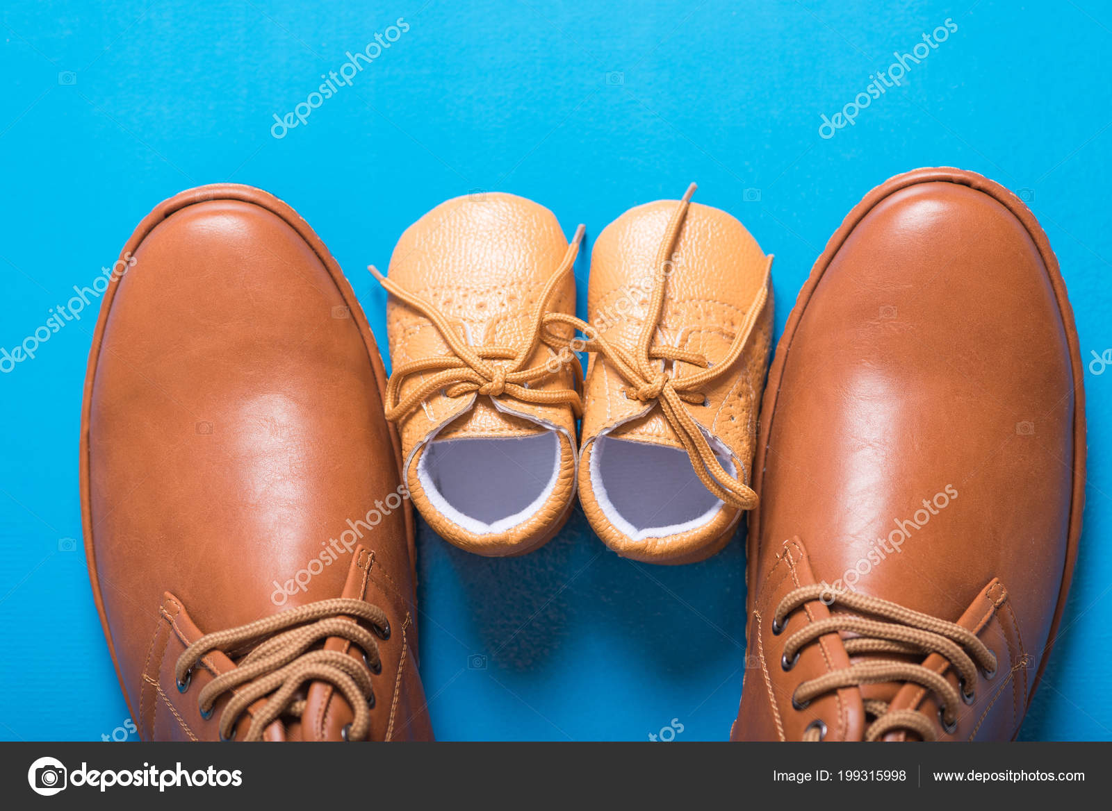Chaussures Marron Fond Père Bleu — Sur Photographie Kwanchaidp Fils mOvNn08Pwy