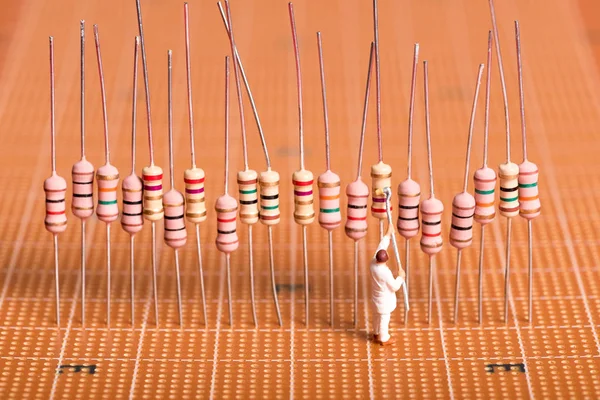 Les Gens Miniatures Peignent Couleur Sur Résistance Électronique Fond Circuit — Photo