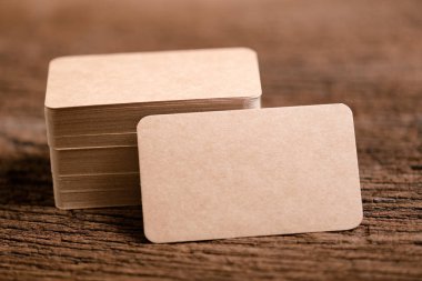 sahte için boş kartvizit adı ahşap arka plan üzerinde kahverengi.