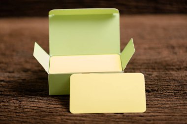 sahte için boş kartvizit adı ahşap zemin üzerine sarı.