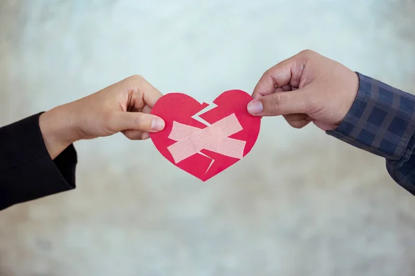 Mann Und Mädchen Halten Verwundetes Herz Mit Verband — Stockfoto