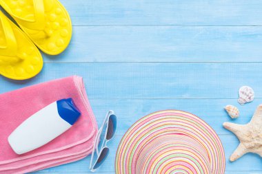 yaz plaj aksesuarları yaz tatil zaman arka plan için ışık mavi ahşap tahta katta düz lay