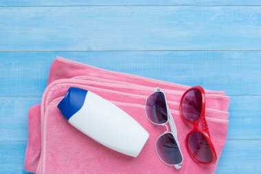 yaz plaj aksesuarları yaz tatil zaman arka plan için ışık mavi ahşap tahta katta düz lay