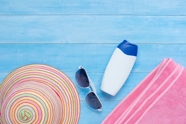 yaz plaj aksesuarları yaz tatil zaman arka plan için ışık mavi ahşap tahta katta düz lay