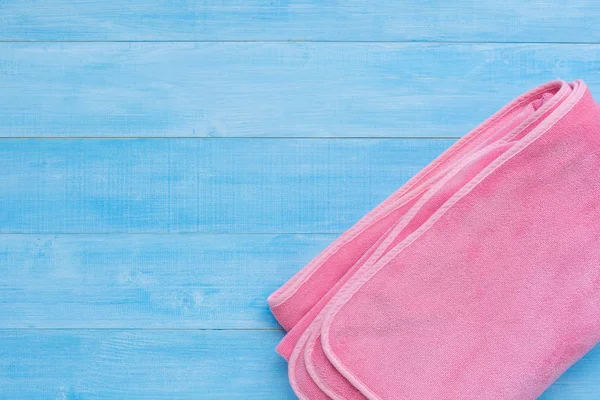 Roze Handdoek Lichte Blauwe Houten Plankenvloer Voor Zomer Vakantie Tijd — Stockfoto