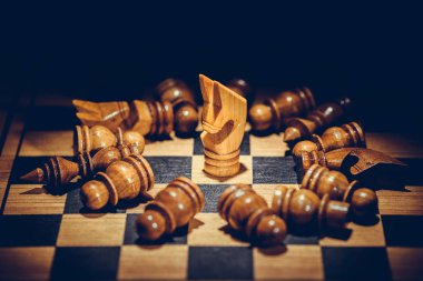 beyaz satranç taşları, iş stratejisi kavramı bir dizi tarafından çevrili beyaz şövalye satranç