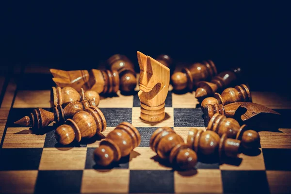 beyaz satranç taşları, iş stratejisi kavramı bir dizi tarafından çevrili beyaz şövalye satranç