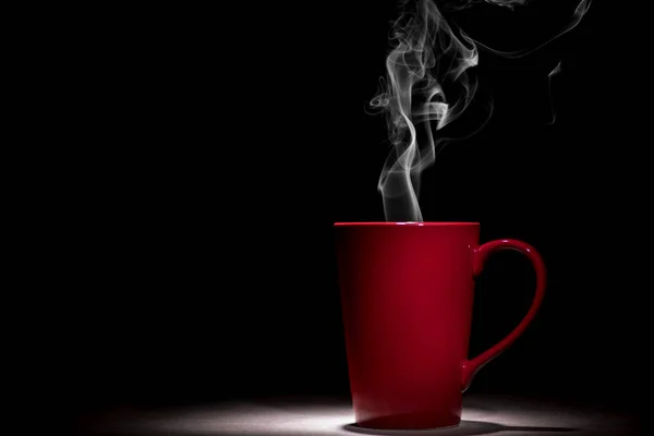 Tasse Café Rouge Avec Fumée Sur Fond Noir — Photo