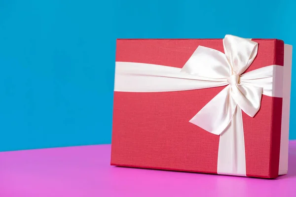 Röd Presentbox Med Vit Randig Rosett För Jul Födelsedagsfest — Stockfoto