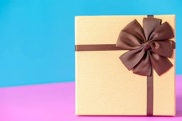 Pudełko Brązowe Paski Łuk Boże Narodzenie Urodziny — Zdjęcie stockowe