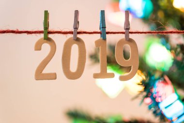 sayı 2019 asılı bir clothesline mutlu yeni yıl için üzerinde ahşap