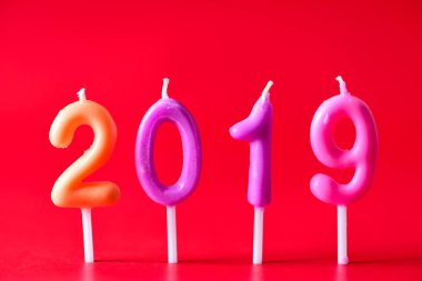 Doğum günü numara yıldönümü mum: yıl 2019 kırmızı arka zemin üzerinde