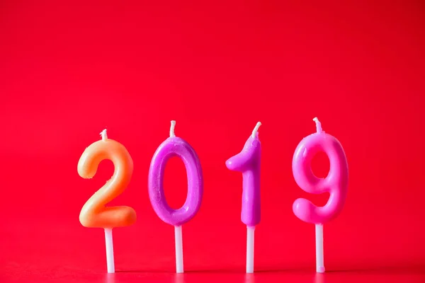 誕生日数周年記念キャンドル 赤のバック グラウンドに 2019 — ストック写真