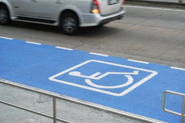 Yolda tabelalı engelli park yolu