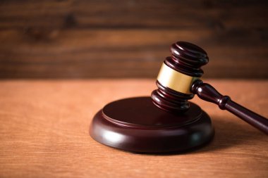 Tahta zemin üzerinde tokmak adalet çekici