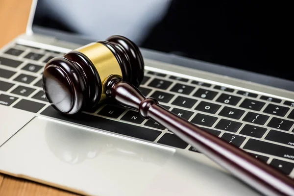 Молоток правосудия на ноутбуке компьютера, концепция онлайн аукциона — стоковое фото