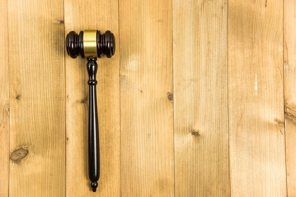 Gavel Justitie hamer op houten tafel achtergrond — Stockfoto