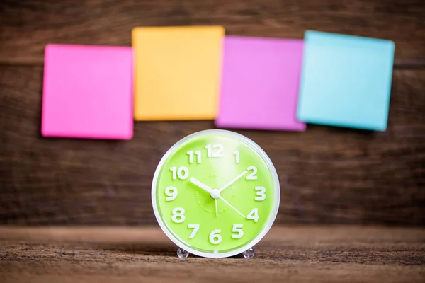 Alarm clock with paper note background — Stock Photo, Image