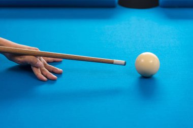 Kadın elinde bilardo sopası ya da bilardo sopası