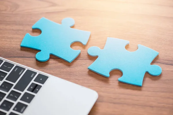 Un-connect pieces of blue jigsaw puzzle on wood background — Stock Photo, Image