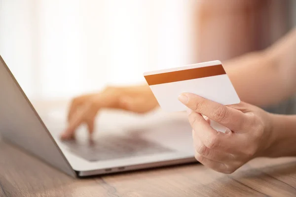 Woman hand holding smart card and using laptop — Stock Photo, Image