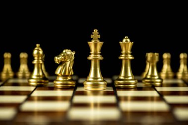 bir satranç tahtası, iş stratejisi kavramı üzerinde altın satranç taşları