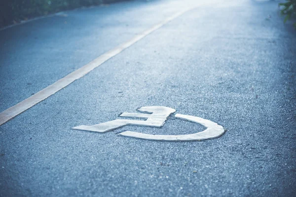 Señal de silla de ruedas carretera en el parque —  Fotos de Stock