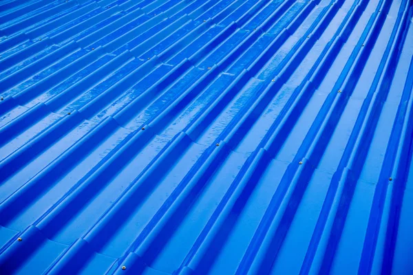 Nasse blaue Dachziegel vom Regen als Hintergrund — Stockfoto