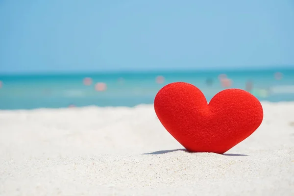 Forma de coração vermelho na areia da praia, amo o mar — Fotografia de Stock