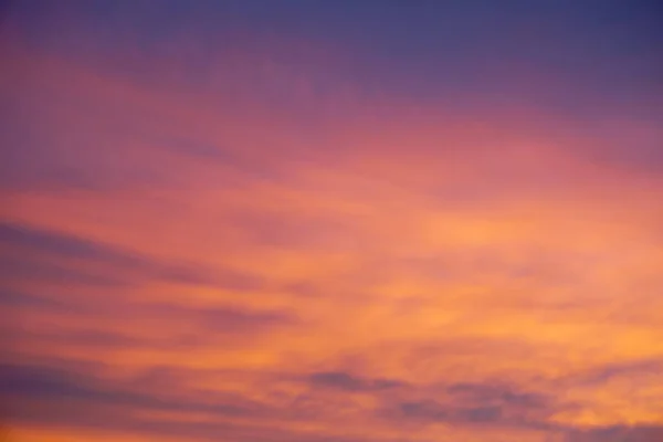 Twilight sky efter solnedgången över staden för bakgrund — Stockfoto