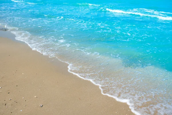 Ola de agua azul en arena de playa — Foto de Stock