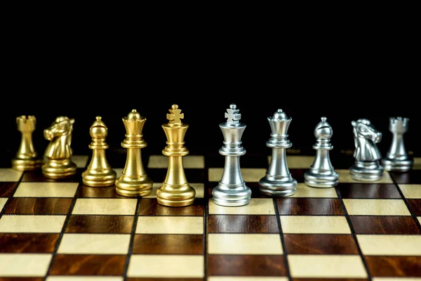 Золоті та срібні шахові фігури на шахівниці, бізнес-стратегія — стокове фото