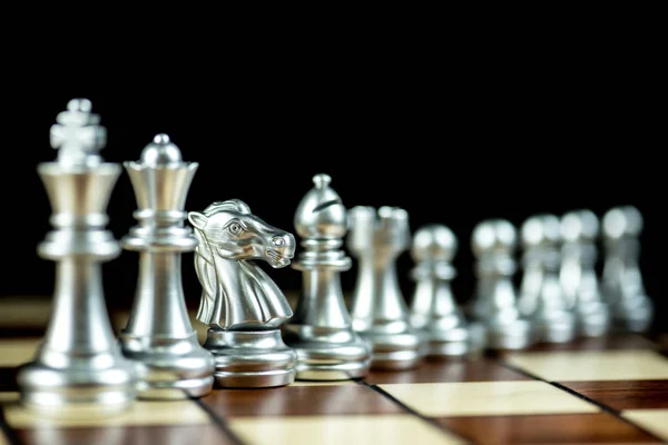 Рядки срібних шахових фігур на шахівниці, бізнес стратегія c — стокове фото